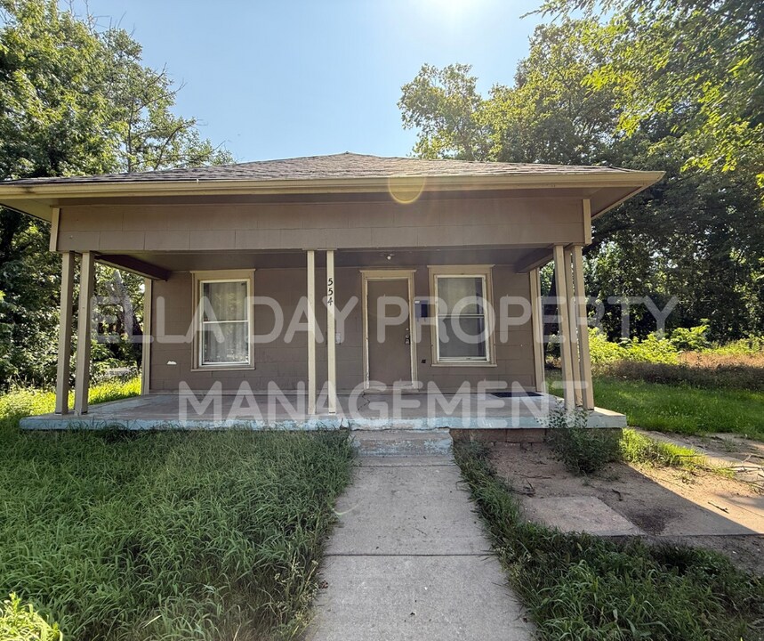 554 N Madison Ave in Wichita, KS - Building Photo