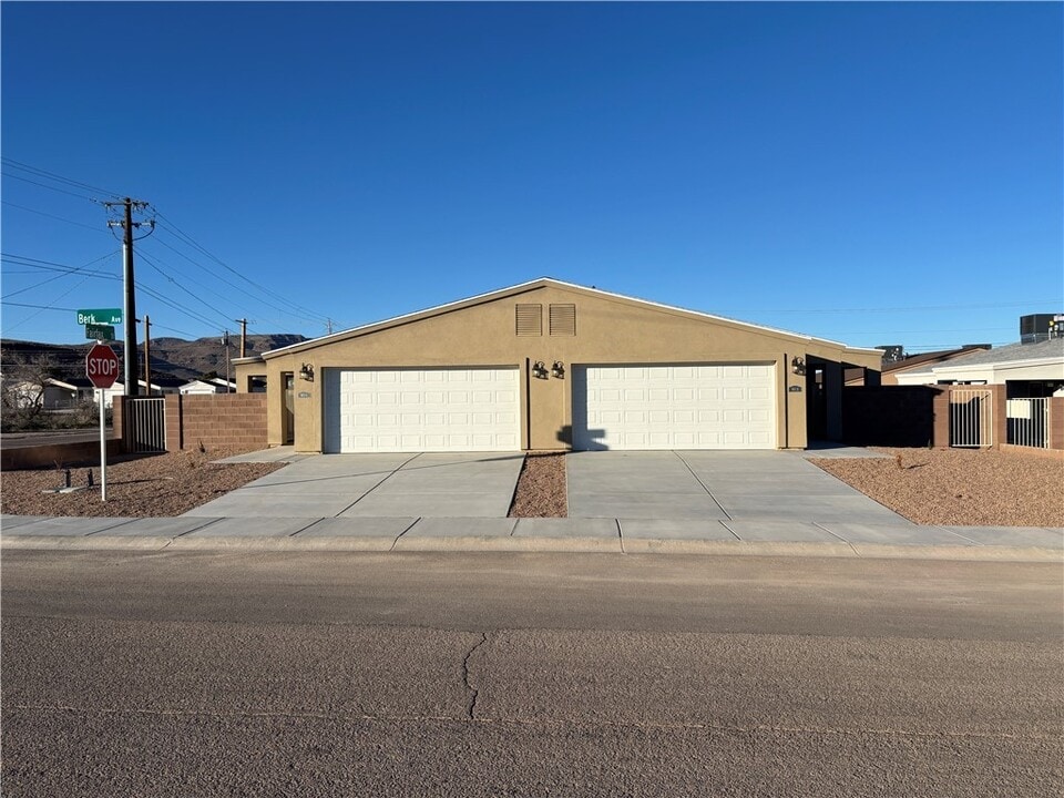 901 E Berk Ave in Kingman, AZ - Building Photo