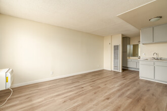 700 S Lake St in Burbank, CA - Foto de edificio - Interior Photo