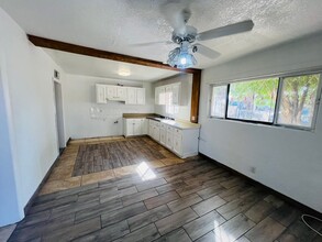 129 Tassie Way in Socorro, TX - Foto de edificio - Building Photo