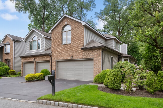 81 Lakeview Dr in Old Tappan, NJ - Building Photo - Building Photo