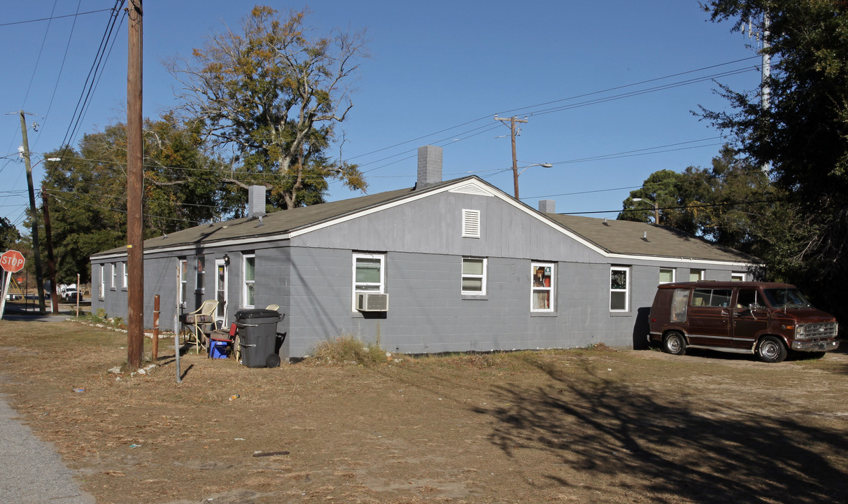 Colonial Apartments in North Charleston, SC - Building Photo