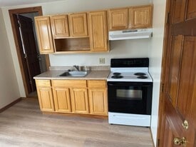 121 Stone St, Unit 2 in Clinton, MA - Building Photo