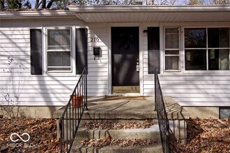 210 W Sycamore St in Zionsville, IN - Building Photo - Building Photo