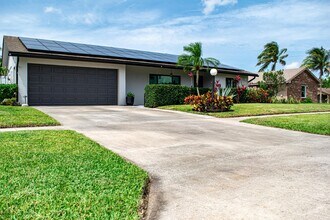 5432 Sandhurst Cir S in Greenacres, FL - Building Photo - Building Photo