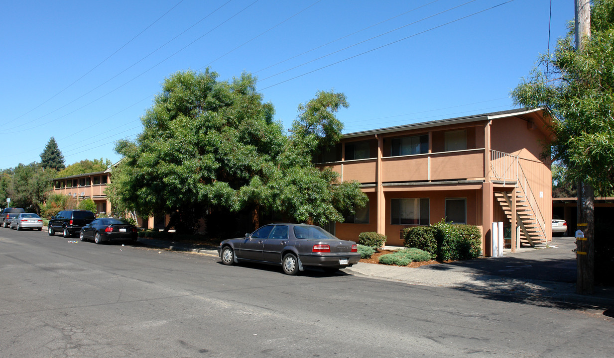 555 Dexter St in Santa Rosa, CA - Building Photo