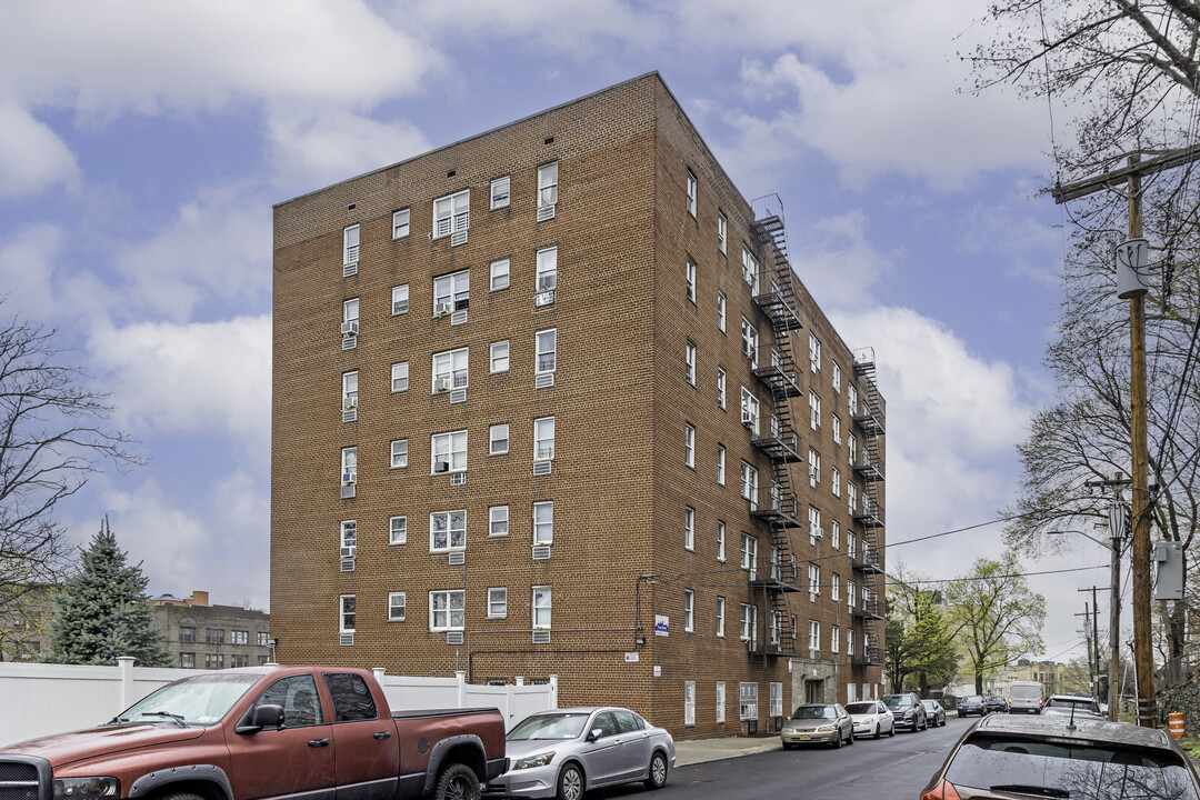 111 Bruce Ave in Yonkers, NY - Building Photo