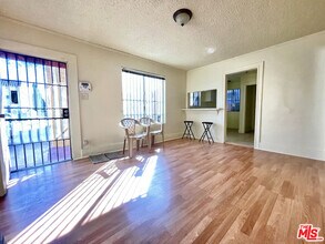 711 W 54th St in Los Angeles, CA - Building Photo - Building Photo