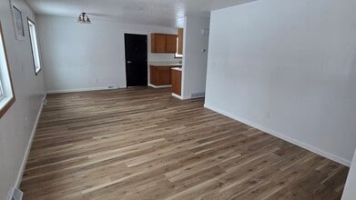 563 4th St SE in Mayville, ND - Foto de edificio - Building Photo