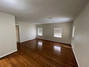 301 S 16th St in West Columbia, TX - Building Photo - Building Photo