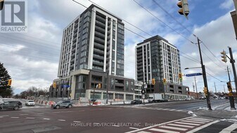 705 Davis Dr in Newmarket, ON - Building Photo