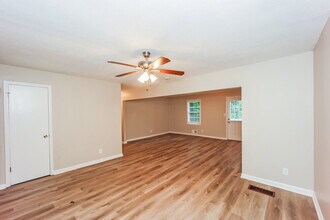 5037 Central Church Rd in Douglasville, GA - Foto de edificio - Building Photo