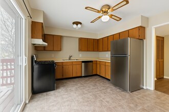 470 Echo Ln in Aurora, IL - Building Photo - Building Photo