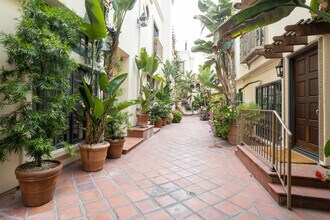 ISO - Isola Bella Townhomes in West Hollywood, CA - Foto de edificio - Building Photo