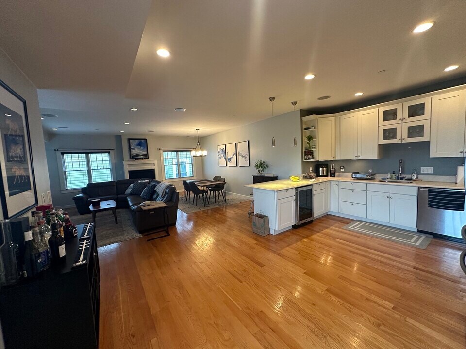 345 W Broadway, Unit 8 in Boston, MA - Building Photo
