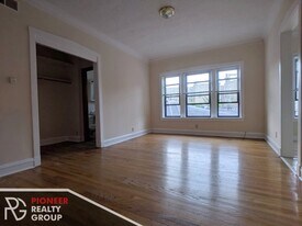 2234 W Wilson Ave, Unit 211 in Chicago, IL - Building Photo