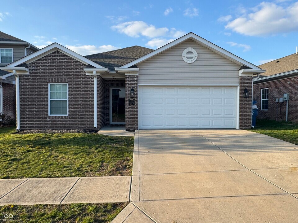 914 Baden Manor Dr in Indianapolis, IN - Building Photo