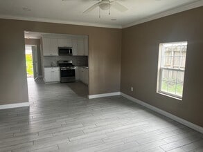 7261 Terrell St in Groves, TX - Building Photo - Building Photo