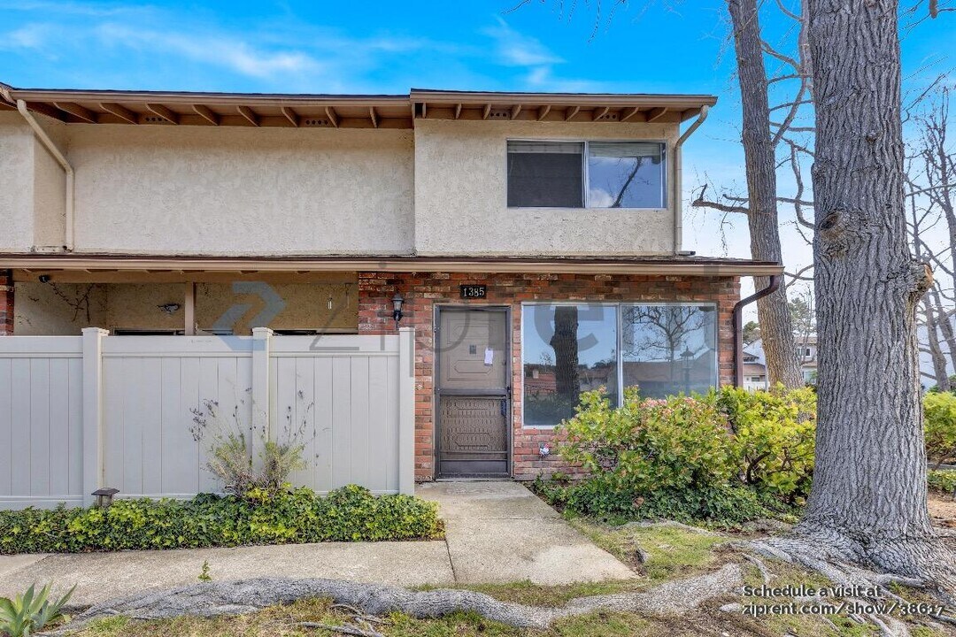 1385 Ramona Dr in Thousand Oaks, CA - Building Photo