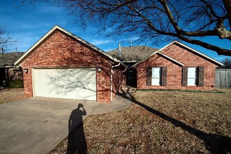 1242 N Shannon Way in Mustang, OK - Building Photo - Building Photo