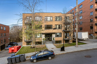 4905 De La Côte-Saint-Luc Ch in Montréal, QC - Building Photo - Building Photo