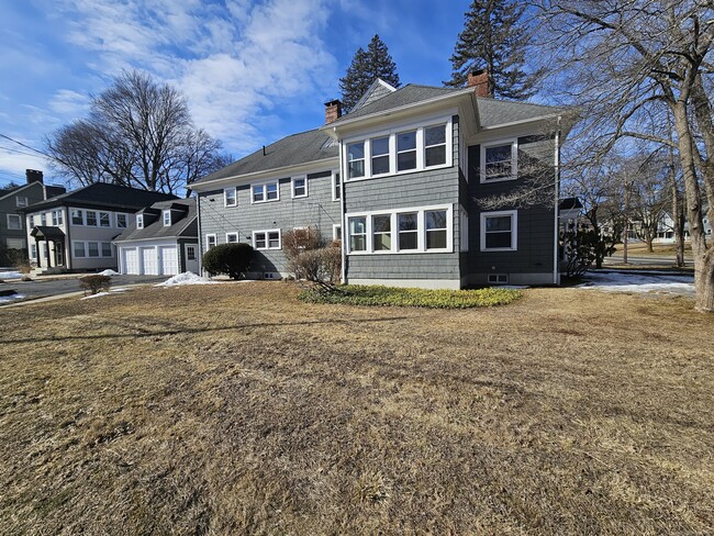 1093 Farmington Ave in West Hartford, CT - Building Photo - Building Photo