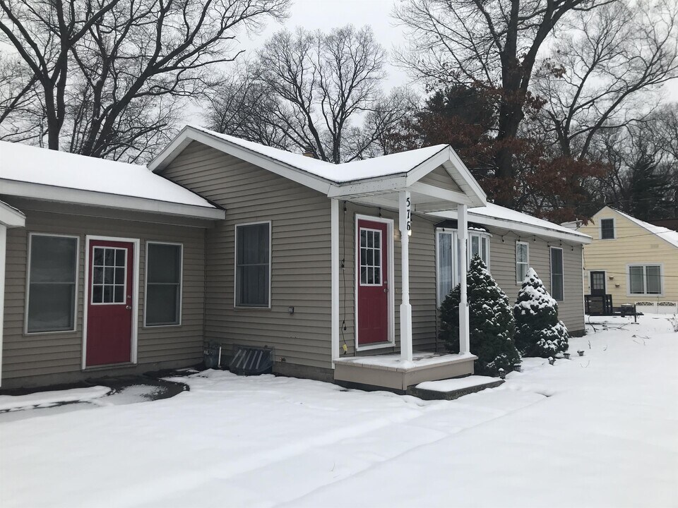 576 Pinecrest St in Holland, MI - Building Photo