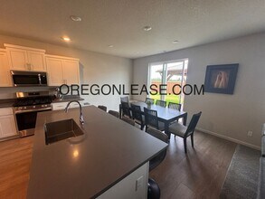 2482 W 15th Ave in Junction City, OR - Building Photo - Building Photo