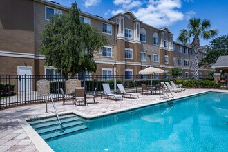 Lake Point Senior Apartments in Tavares, FL - Building Photo - Building Photo