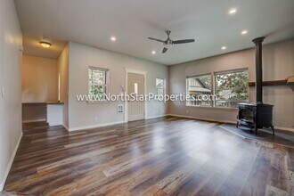 3009 NE Purcell Blvd in Bend, OR - Building Photo - Building Photo