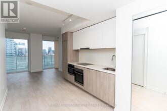 15 Queens Quay E in Toronto, ON - Building Photo - Building Photo