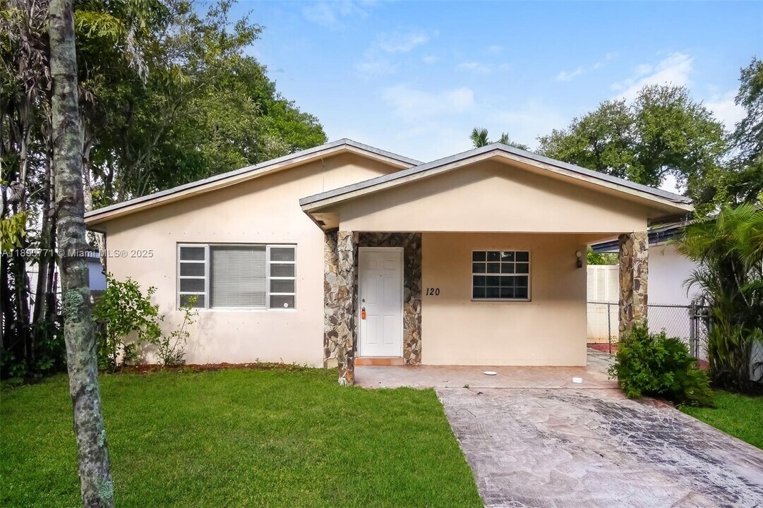 120 SW 7th Terrace in Hallandale Beach, FL - Building Photo