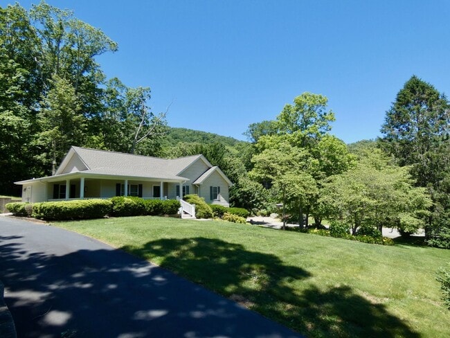 2 W Maple Dr in Asheville, NC - Building Photo - Building Photo