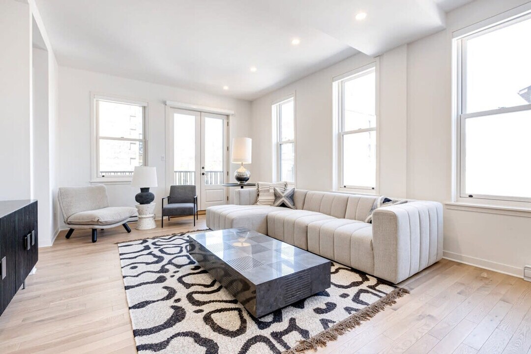 4290 Rue Hutchison in Montréal, QC - Building Photo