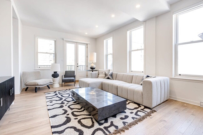 property at 4290 Rue Hutchison