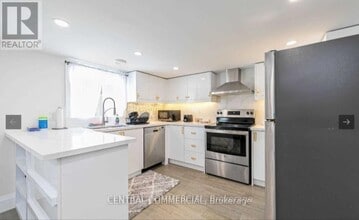 38 Child Dr in Aurora, ON - Building Photo - Building Photo