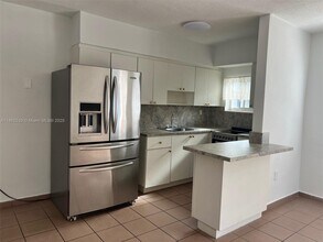 6055 NW 37th St in Virginia Gardens, FL - Foto de edificio - Building Photo