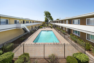 Garden Court Apartments in Alameda, CA - Building Photo - Building Photo