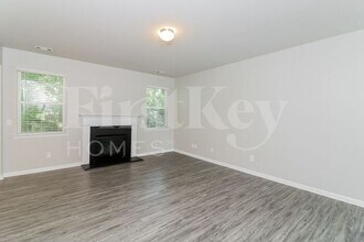 305 Pinewood Dr in Woodstock, GA - Building Photo - Building Photo