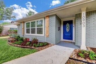 10903 Hillcroft St in Houston, TX - Foto de edificio - Building Photo