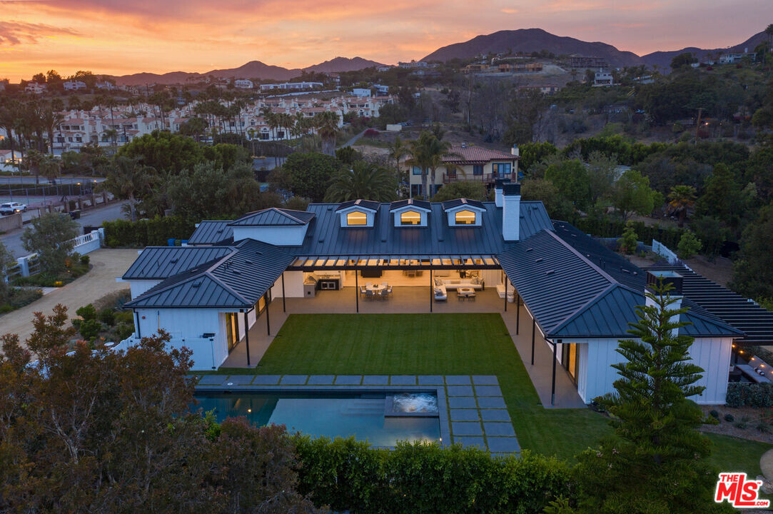 6530 Zuma View Pl in Malibu, CA - Building Photo