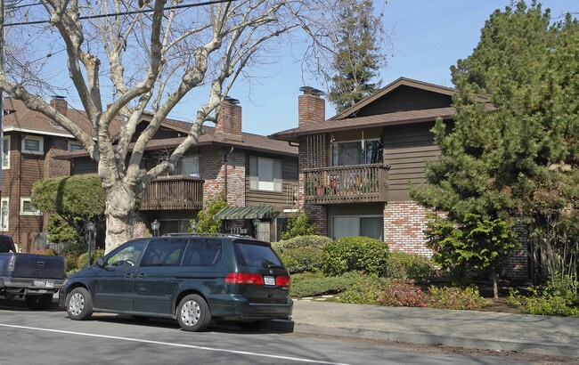 2709 Central Ave in Alameda, CA - Foto de edificio - Building Photo