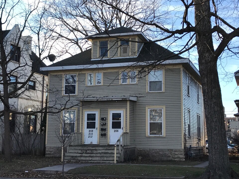 206 8th St S in La crosse, WI - Building Photo