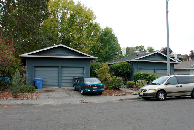 2226-2228 Mesquite Dr in Santa Rosa, CA - Building Photo - Building Photo