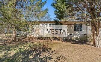 442 Wickins Dr in Hendersonville, NC - Building Photo