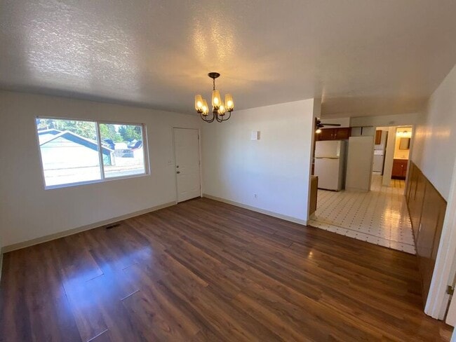 1011 Cedar St in Sweet Home, OR - Building Photo - Building Photo