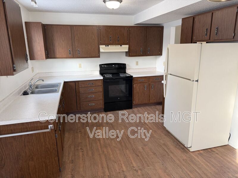 1063 5th Ave NW in Valley City, ND - Building Photo