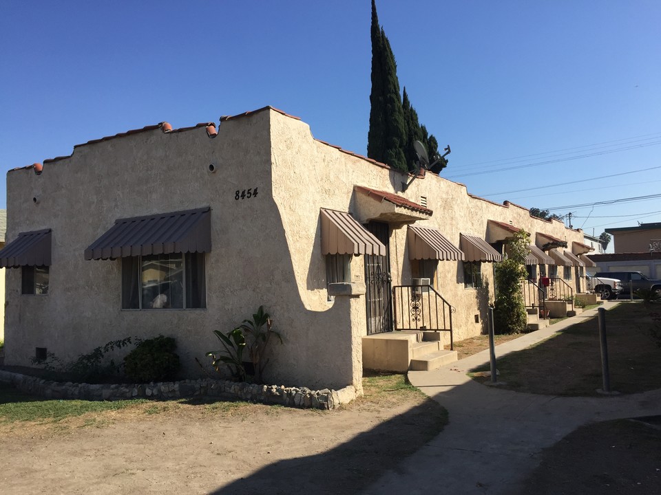 8454 Chestnut Ave in South Gate, CA - Foto de edificio