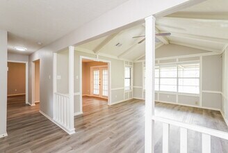 332 Coventry Ln in Alvin, TX - Foto de edificio - Building Photo