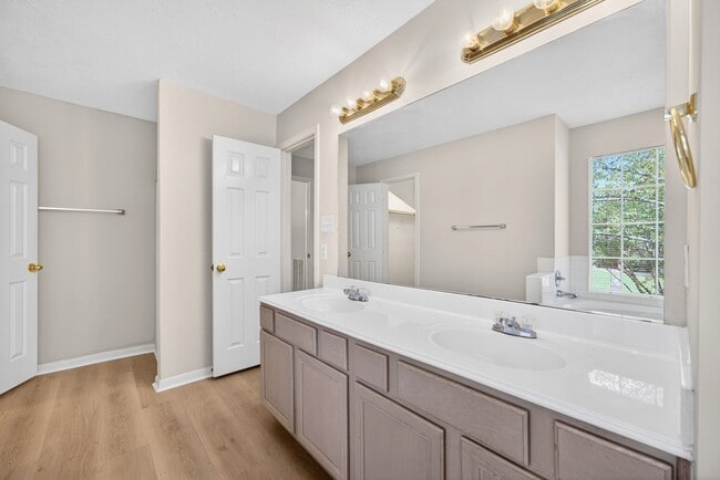6535 Woodland Oaks
